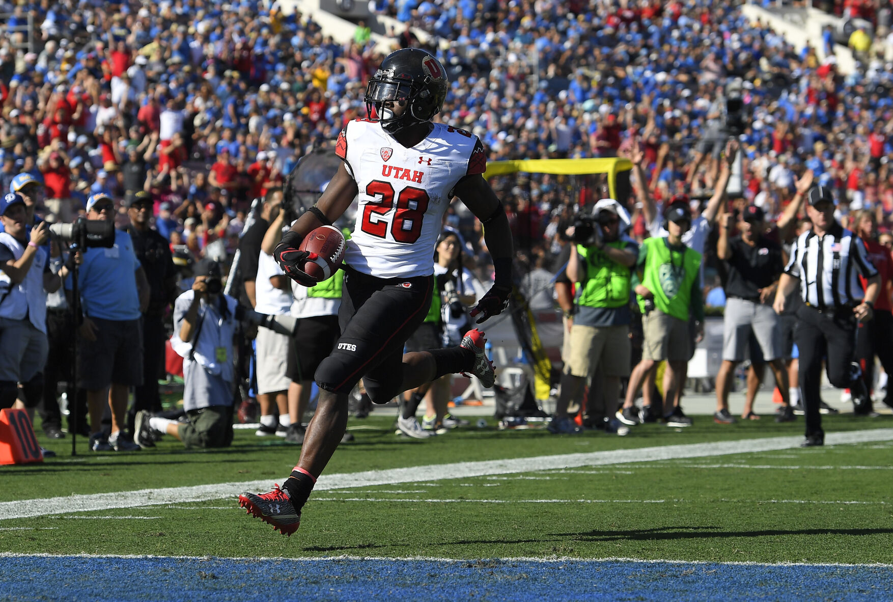 2016: Utah's Joe Williams rushes for school-record 332 yards and 4 touchdowns